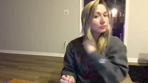 Snapshot of ariicutekitty chatting on 12-19-25, 04:52 airskiii online show from 12-19-25, 04:52