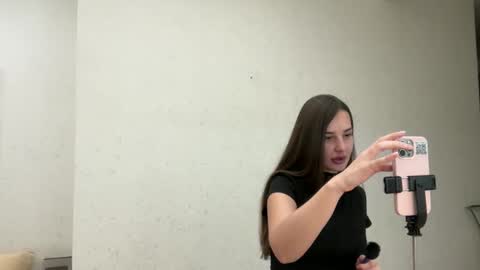 Snapshot of arivelle chatting on 11-17-25, 11:27 arivelle online show from 11-17-25, 11:27