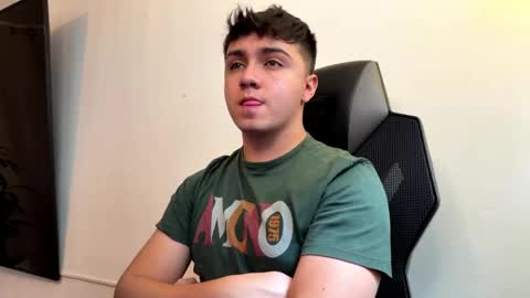 Snapshot of aron__cooper chatting on 05-16-26, 01:32 aron__cooper online show from 05-16-26, 01:32