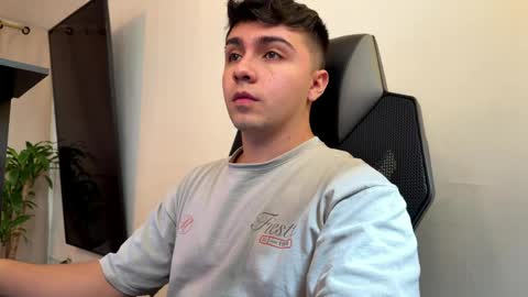 Snapshot of aron__cooper chatting on 05-22-26, 02:22 aron__cooper online show from 05-22-26, 02:22
