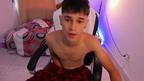Snapshot of aron_boyy chatting on 05-04-26, 10:17 Aaron online show from 05-04-26, 10:17