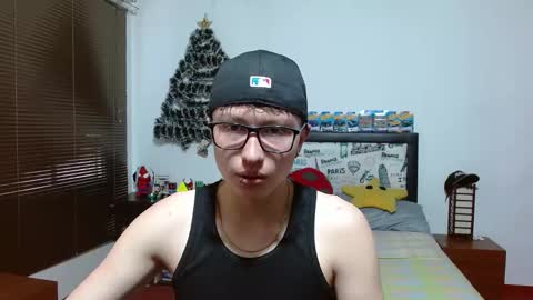 Snapshot of aron_miller18 chatting on 12-31-24, 04:35 Aaron online show from 12-31-24, 04:35