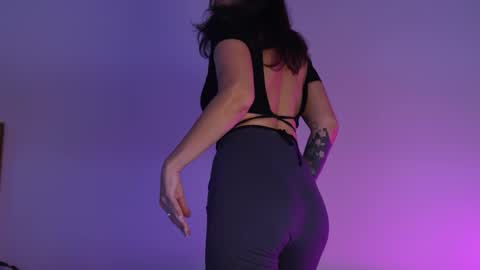 Snapshot of artegirlx chatting on 11-23-25, 11:54 Maya online show from 11-23-25, 11:54