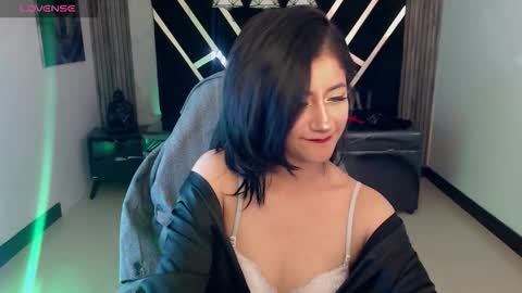 Snapshot of artemisa_ch1 chatting on 11-19-25, 04:01 ARTEMISA online show from 11-19-25, 04:01