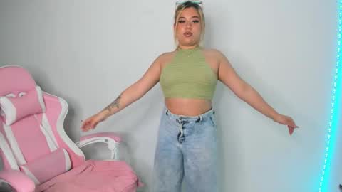 Snapshot of arthemiss033 chatting on 09-16-25, 02:12 Val online show from 09-16-25, 02:12