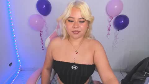 Snapshot of arthemiss033 chatting on 09-25-25, 01:53 Val online show from 09-25-25, 01:53