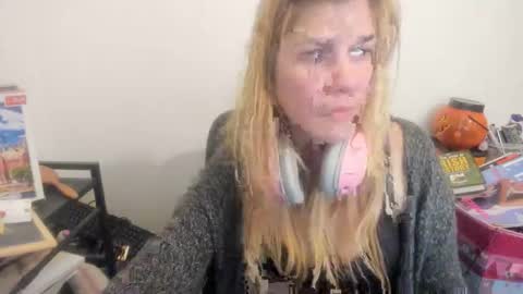 Snapshot of artsyandcraftsy_ chatting on 04-17-26, 10:35 MIA online show from 04-17-26, 10:35
