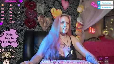 Snapshot of artsyheartsyy chatting on 09-14-25, 12:43 ArtsyHeartsyy online show from 09-14-25, 12:43