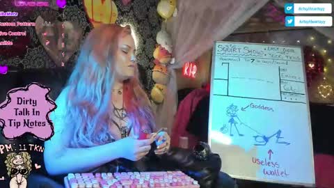 Snapshot of artsyheartsyy chatting on 09-18-25, 01:18 ArtsyHeartsyy online show from 09-18-25, 01:18