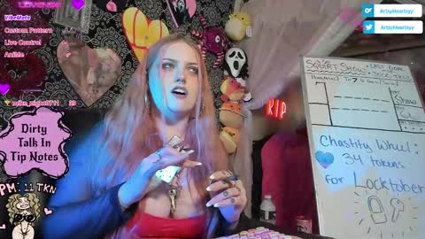 Snapshot of artsyheartsyy chatting on 10-09-25, 02:09 ArtsyHeartsyy online show from 10-09-25, 02:09