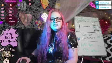 Snapshot of artsyheartsyy chatting on 10-14-25, 01:17 ArtsyHeartsyy online show from 10-14-25, 01:17