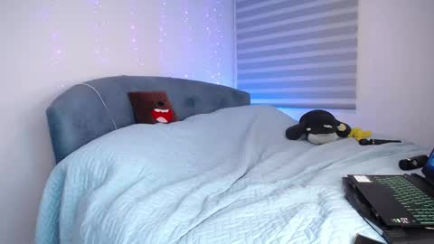 Snapshot of aschly_moon chatting on 05-15-26, 11:23 Aschly online show from 05-15-26, 11:23
