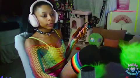 Snapshot of ashledaniella chatting on 03-08-25, 05:28 Ashle online show from 03-08-25, 05:28