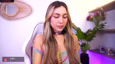 Snapshot of ashley2004_ chatting on 10-15-25, 05:13 Nay online show from 10-15-25, 05:13