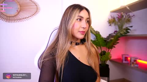 Snapshot of ashley2004_ chatting on 10-22-25, 12:22 Nay online show from 10-22-25, 12:22