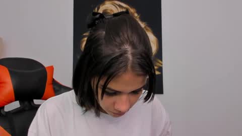 Snapshot of ashleytravis_ chatting on 12-20-24, 06:45 online show from 12-20-24, 06:45