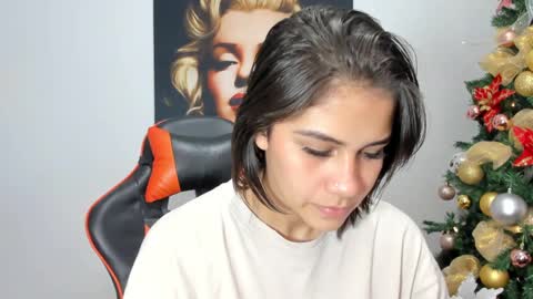 Snapshot of ashleytravis_ chatting on 12-24-24, 04:11 online show from 12-24-24, 04:11