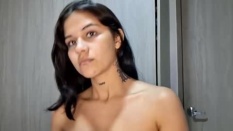 Snapshot of ashleytravis_ chatting on 11-07-25, 01:27 online show from 11-07-25, 01:27