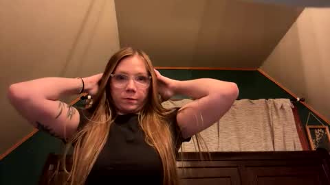 Snapshot of ashleyynicholee chatting on 12-22-25, 06:21 ashleyynicholee online show from 12-22-25, 06:21