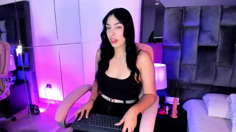 Snapshot of ashly_bloom chatting on 05-19-26, 03:46 Ashly online show from 05-19-26, 03:46
