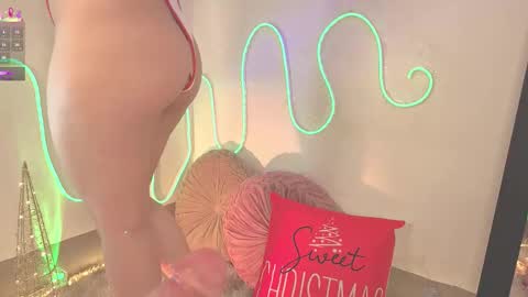 Snapshot of ashlynnlowe_ chatting on 12-15-25, 07:29 Ash online show from 12-15-25, 07:29