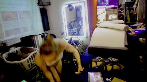 Snapshot of ashmomo chatting on 12-11-24, 06:25 ashmomo online show from 12-11-24, 06:25