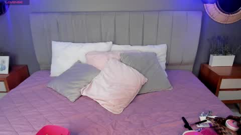 Snapshot of asia_25_ chatting on 12-17-24, 11:59 PAO   online show from 12-17-24, 11:59