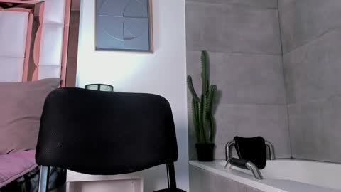 Snapshot of asia_25_ chatting on 01-17-25, 06:36 PAO   online show from 01-17-25, 06:36