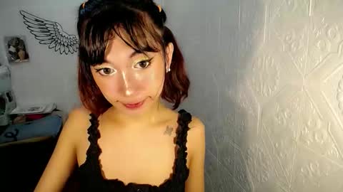 Snapshot of asianbarbie05 chatting on 10-20-25, 01:11 SOFIA online show from 10-20-25, 01:11
