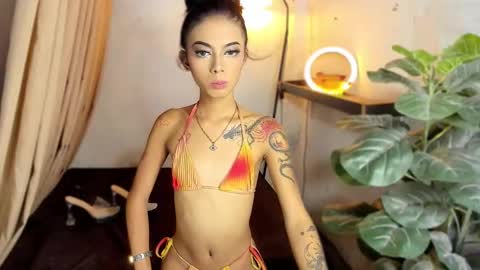 Snapshot of asianprettypetite chatting on 10-12-25, 06:01 CHESKA online show from 10-12-25, 06:01