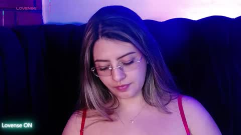 Snapshot of aspenruss chatting on 10-11-25, 11:36 online show from 10-11-25, 11:36