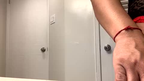 Linda online show from 11-22-25, 01:37