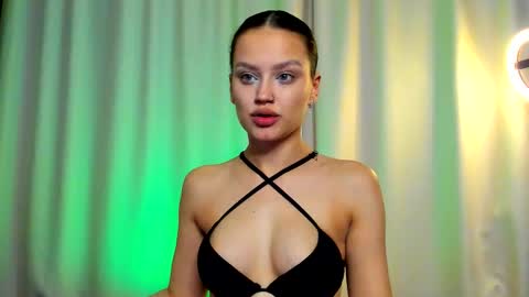 My name is Kiki  Help me with thumbps up please   online show from 10-25-25, 09:20