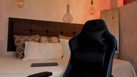 Snapshot of astonhills chatting on 04-16-26, 02:23 astonhills online show from 04-16-26, 02:23