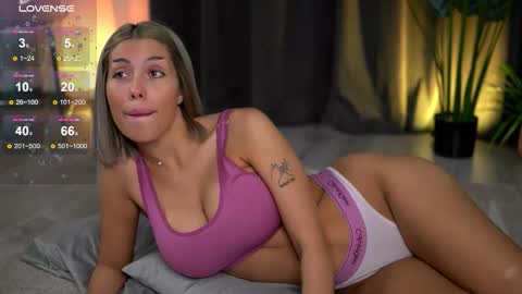 Isabella online show from 10-15-25, 09:42