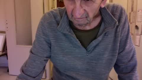 Snapshot of auguste061400 chatting on 02-09-25, 04:18 auguste061400 online show from 02-09-25, 04:18