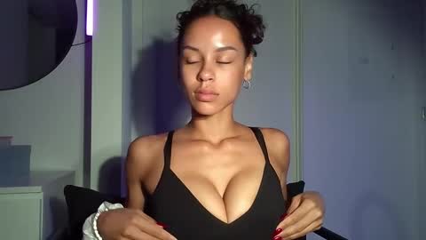 Snapshot of augustlaines chatting on 11-01-25, 08:00 August online show from 11-01-25, 08:00