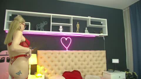 auramilff online show from 04-22-26, 03:24