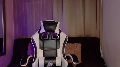 Snapshot of aurora_collins08 chatting on 11-11-25, 04:07 aurora_collins08 online show from 11-11-25, 04:07