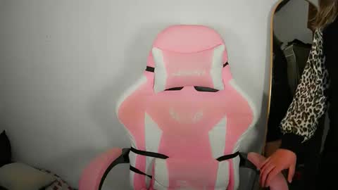 Snapshot of aurora_more chatting on 09-26-25, 04:16 cute online show from 09-26-25, 04:16