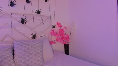 Snapshot of aurora_sweet2 chatting on 10-23-25, 06:17 Madison online show from 10-23-25, 06:17