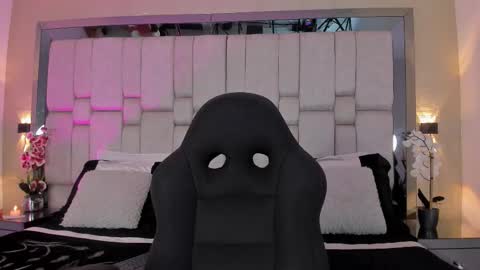 Snapshot of auroraflowers chatting on 10-27-25, 07:40 Aurora online show from 10-27-25, 07:40