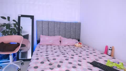 INSTAGRAM AURORA MCRY online show from 10-31-25, 06:14