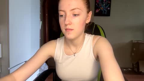 auroraviolet_ online show from 06-08-26, 11:32