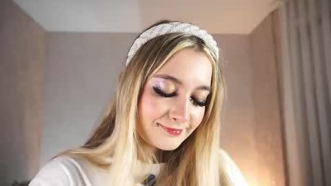 Snapshot of aurorepeer chatting on 12-14-25, 05:13 Zoe online show from 12-14-25, 05:13