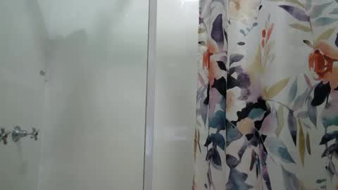 Snapshot of aussielovingxxx chatting on 12-17-24, 11:39 Milf4u online show from 12-17-24, 11:39