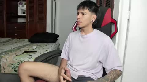 Snapshot of austin_falcon chatting on 10-30-25, 01:12 Austin online show from 10-30-25, 01:12