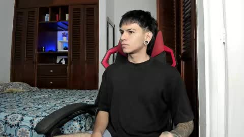 Snapshot of austin_falcon chatting on 11-18-25, 01:15 Austin online show from 11-18-25, 01:15