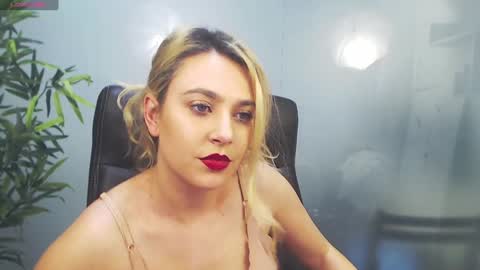 Snapshot of avablue_ chatting on 01-22-25, 10:29 online show from 01-22-25, 10:29