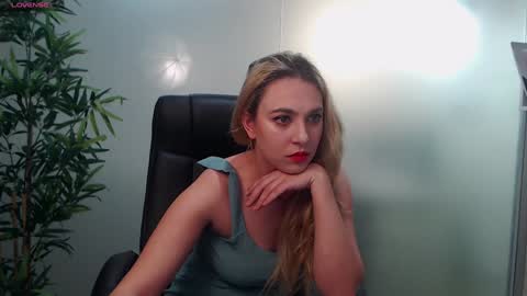 Snapshot of avablue_ chatting on 01-31-25, 04:14 online show from 01-31-25, 04:14